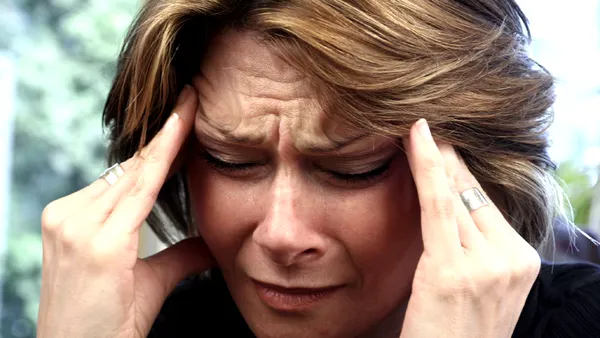 Leacurile băbești împotriva migrenelor. Ce „minuni” pot face agrafele de păr prinse la sprâncene, în opinia neurologilor