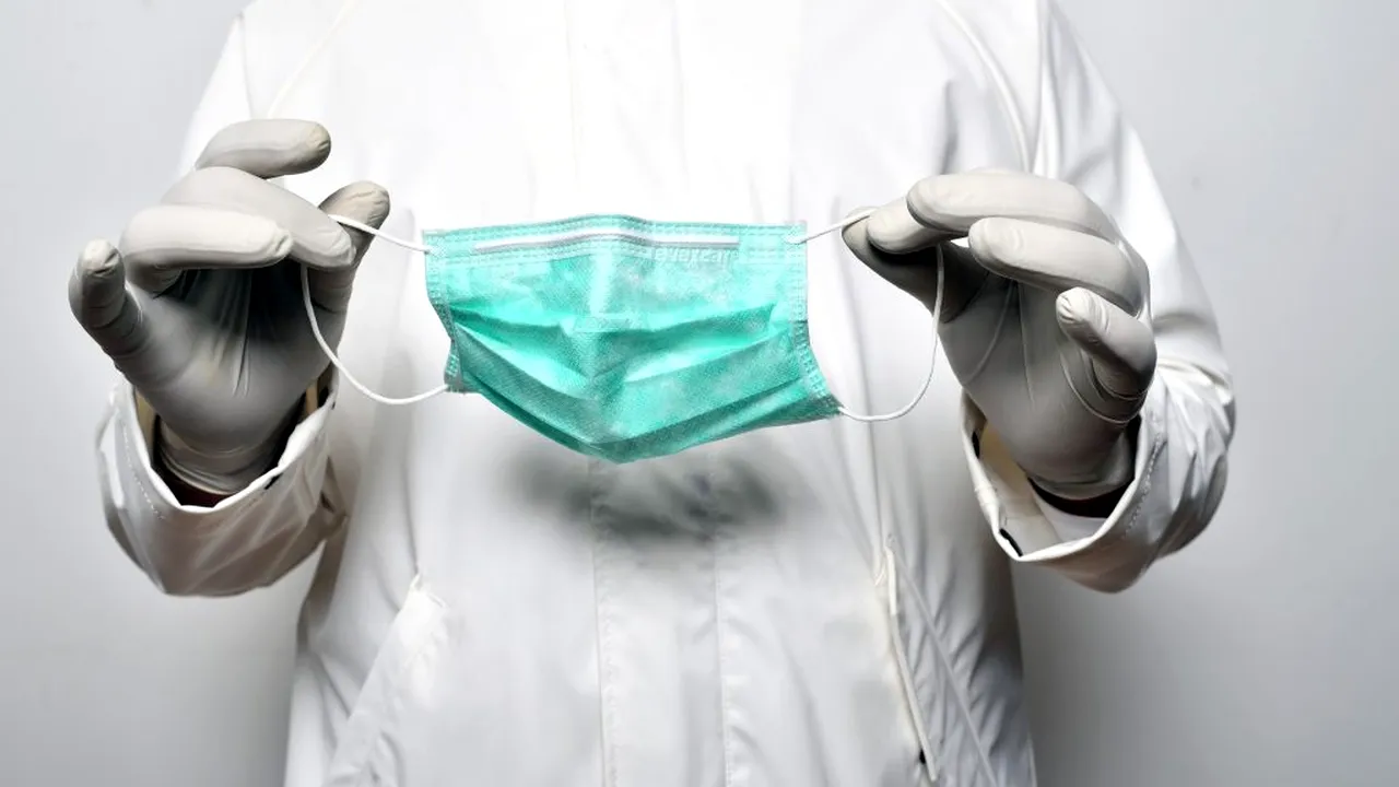 VEȘTI BUNE. O fabrică românească va produce integral măști chirurgicale și alte echipamente