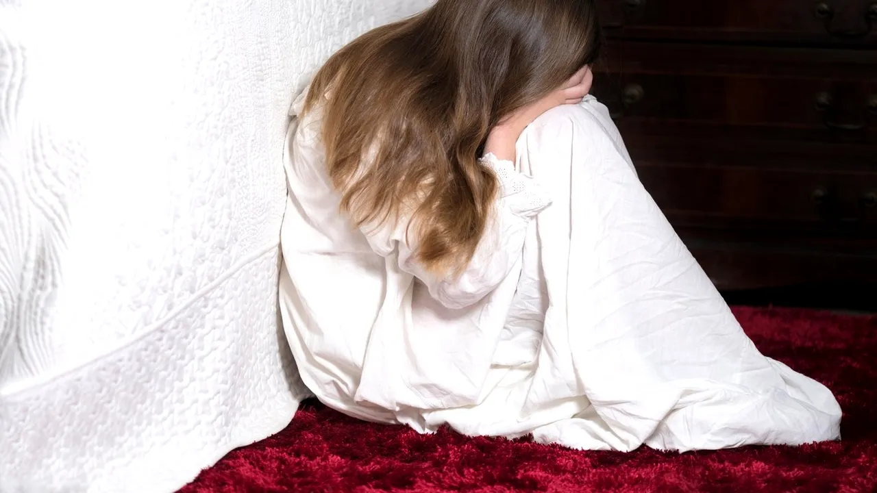 Trei bărbați și o femeie, suspectați că au obligat o fată de 13 ANI să se prostitueze. Înregistrări cu victima, distribuite online