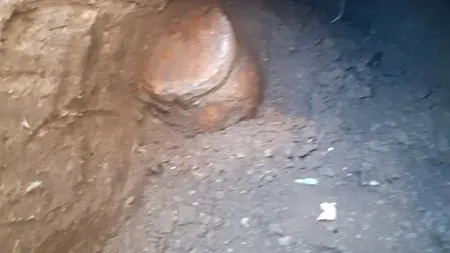 Cum a reacționat un botoșănean, după ce a descoperit un PROIECTIL în fața casei sale. Bărbatul săpa o groapă pentru a planta un copac