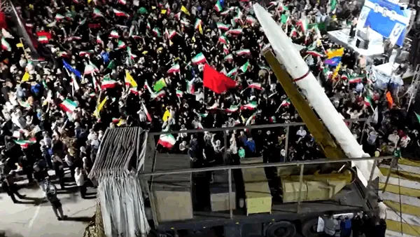 Iranul își etalează noile rachete balistice în fața cetățenilor săi. Mulțimi uriașe s-au adunat în marile orașe. Cum a fost dezvăluită Khorramshahr 4