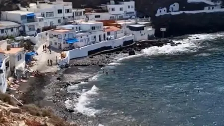 Locul ASCUNS de la malul oceanului, unde găseşti soare și linişte cu doar 30 de euro. Sunt plaje sălbatice, cu nisip negru, dar și sate pitoreşti