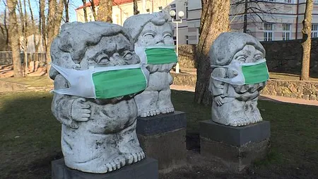 MANIFEST CULTURAL. Statuile poartă măşti chirurgicale