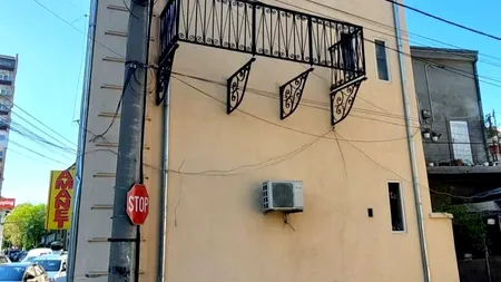 FOTO. „Caricatură arhitecturală”: O clădire din Brăila are un balcon care nu are legătură cu interiorul și nici podea