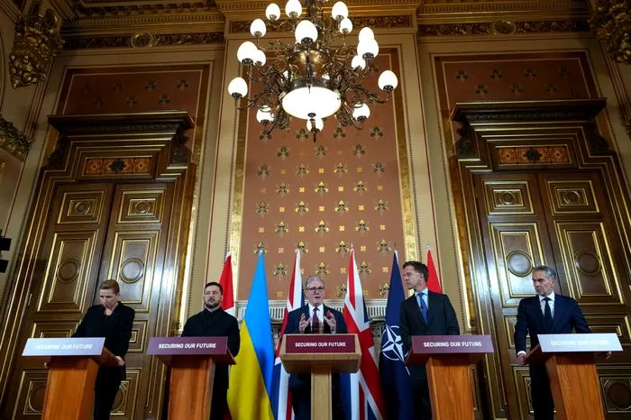 Prim-ministra danez[ Mette Frederiksen, președintele ucrainean Volodimir Zelenski, premierul britanic Keir Starmer, secretarul NATO Mark Rutte și prim-ministrul olandez Dick Schoof