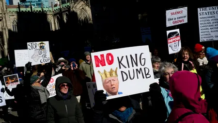 Reacțiile la postarea cu Donald Trump încoronat rege: 