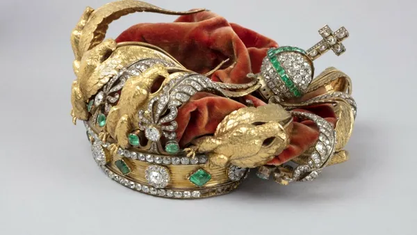 Coroana scăpată de hoții de la Luvru, în timpul jafului secolului, va fi restaurată: Muzeul publică imagini. Zece diamante și un vultur de aur lipsesc