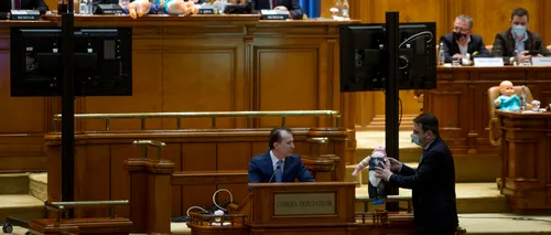 VIDEO. Momente inedite în Plenul Parlamentului. PSD a oferit o păpușă premierului în semn de protest/ Ludovic <i class='ep-highlight'>Orban</i>: Păpusile pe care le-ați adus sunt păpsușile cu care i-ați confundat pe români