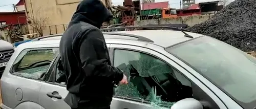 VIDEO - Cum ar fi putut sparge jandarmii geamul bolidului la volanul căruia se afla bărbatul care s-a sustras filtrului Poliției. Marian Godină: „E un dispozitiv cumpărat dintr-o benzinărie cu 50 de lei”