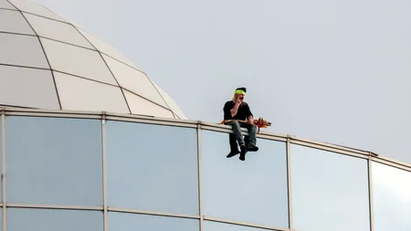 Un protestatar s-a URCAT pe sediul Înaltei Curți de Casație și Justiție, nemulțumit de decizia de a anula hotărârea Curții de Apel Ploiești