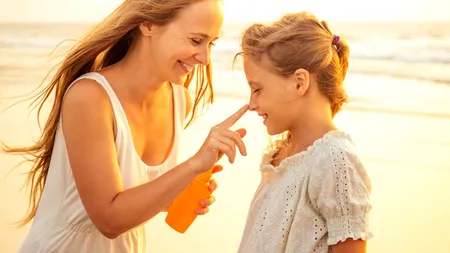 Dermatologii recomandă un minim control înainte de a pleca în vacanță la mare. Ce trebuie să știm despre cremele de plajă