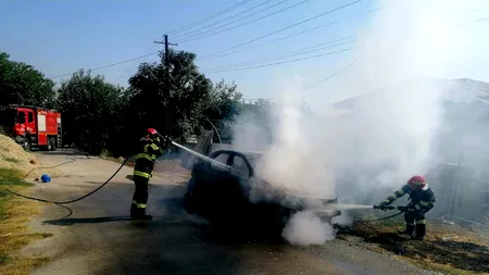 FOTO-VIDEO | Un autoturism a luat foc pe un drum din județul Giurgiu. La volan se afla o femeie