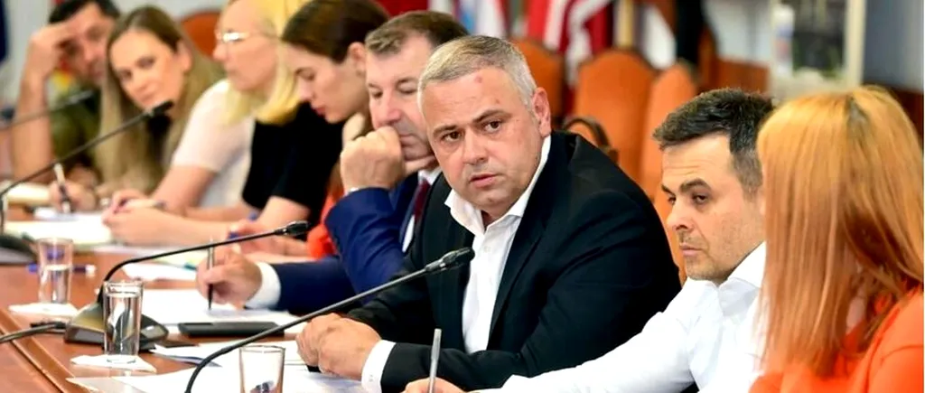 Ministrul Agriculturii: Nu cred că fermierii români vopsesc puii. România produce aproape 400 de milioane de pui