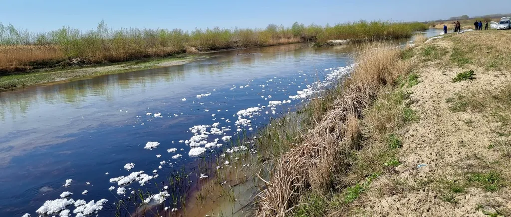 Poluare pe râul Olteț. Muncitorii care lucrează la Drumul expres Craiova-Pitești au fisurat o conductă de țiței