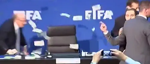 Incredibil ce a pățit Blatter la o conferință de presă. VIDEO
