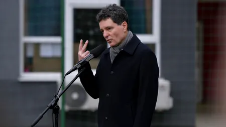 Doru Bușcu semnează un text devastator, adresat președintelui: Ce te legeni, Nicule? / De ce nu m-aș legăna, dacă asta-i firea mea? Dau din umeri, mă înclin, deschid palmele puțin. Mișc din cap, râd fără rost. Fac ce-ar face orice prost, dacă mâine-ar fi votat să vă fie șef de stat