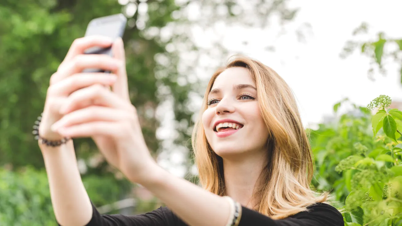 Noul trend de pe TikTok ia amploare: cum își conving influencerii urmăritorii să NU cumpere anumite produse