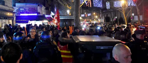 Clipe de groază în Paris. Mai mulți manifestanți au încercat să pătrundă cu forța într-un teatru unde se afla Macron - VIDEO
