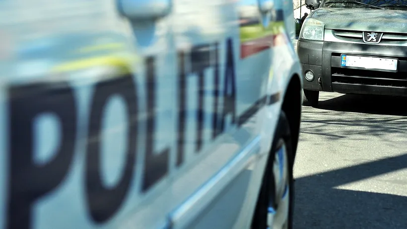 Mașină de poliție aflată în misiune, pe contrasens spre Sinaia, implicată într-un accident