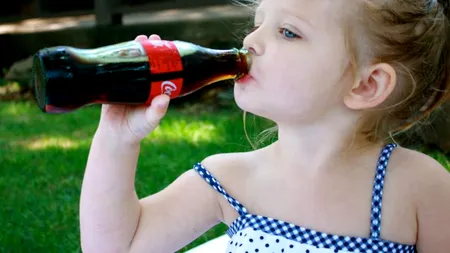 Ce se întâmplă în corpul tău la o oră după ce ai consumat un pahar de Coca-Cola
