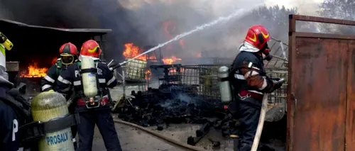 Incendiu masiv la un depozit cu materiale de construcții din Vâlcea: O femeie a fost rănită grav - FOTO / VIDEO