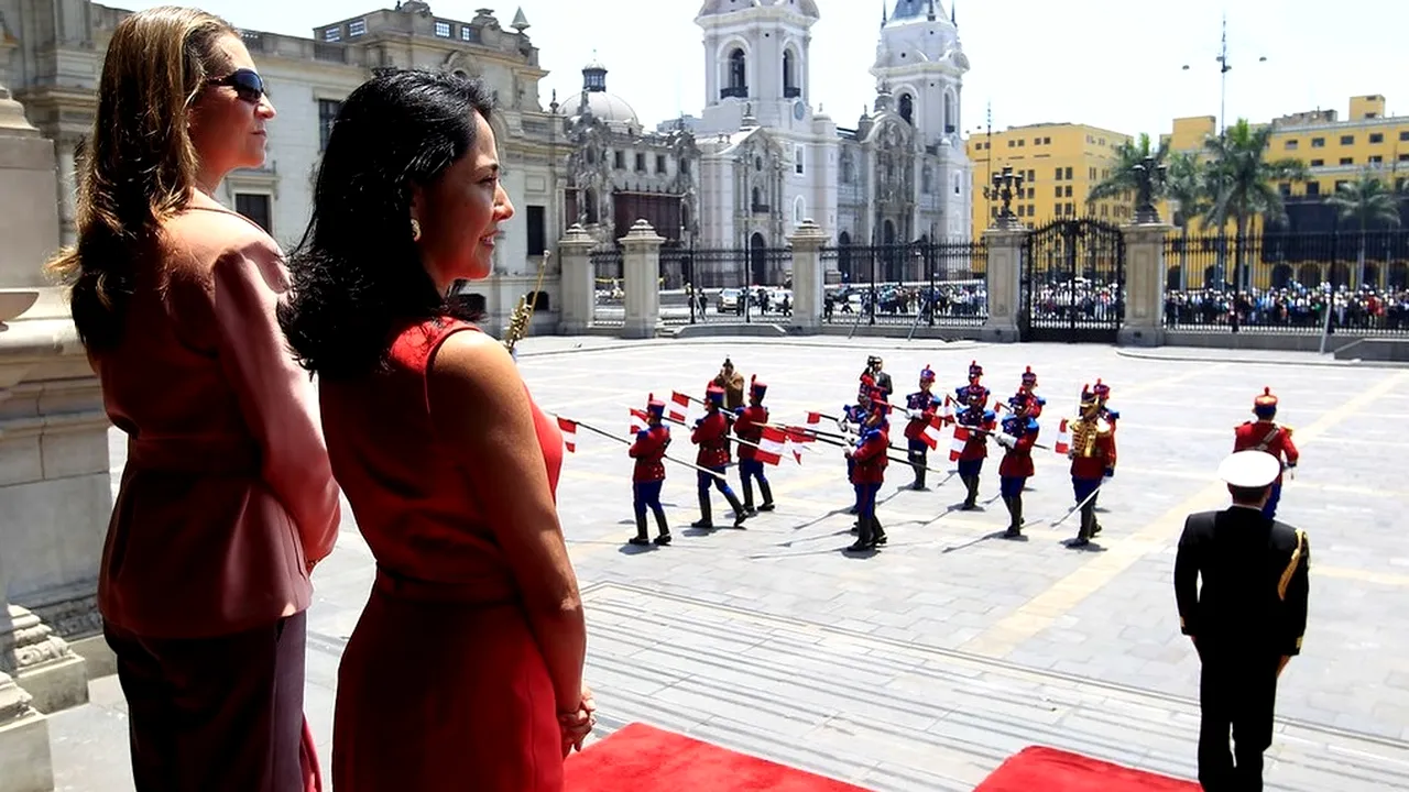 Surorile Regelui Felipe al Spaniei, acuzate că au sărit rândul la vaccinare! Unde s-au imunizat cele infantele Elena și Cristina