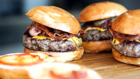 Un tânăr din Focșani a murit după ce a mâncat produse de tip fast food