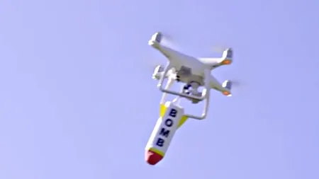 Rănit în dragoste: Un bărbat a folosit o dronă pentru a bombarda casa fostei iubite / Este incredibil ce a băgat în „bombe