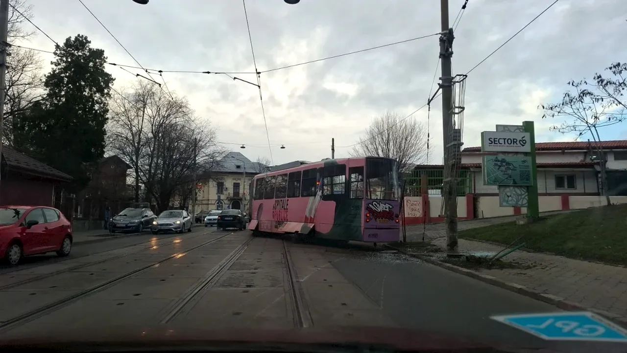 Un tramvai din București a „zburat” de pe șină, apoi s-a lovit puternic de un stâlp