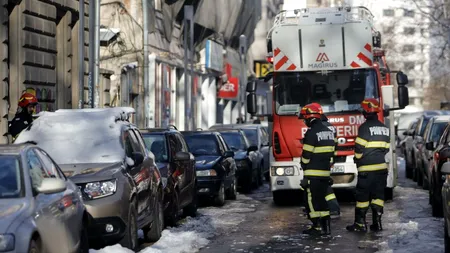 Pericolul de pe străzi. Pompierii au îndepărtat un țurțur imens, din zona Piața Universității