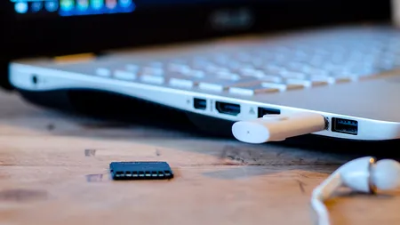 Motivul pentru care mufa USB a fost gândită să se conecteze într-o singură poziție