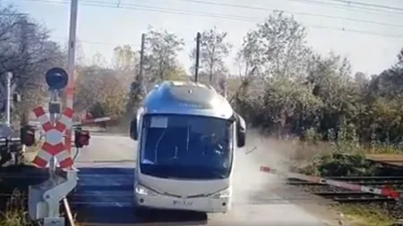 VIDEO| Momentul șocant în care un şofer de autobuz spulberă barierele de cale ferată din Prahova