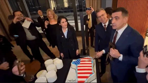 George Simion a tăiat un tort în forma Groenlandei cu drapelul SUA, la Washington: „Actuala coaliție nu are acces la Guvernul SUA”