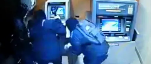 Doi bărbați reținuți după ce ar fi furat bani din bancomate, folosind dispozitive artizanale