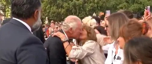 VIDEO Regele Charles al III-lea a fost întâmpinat cu un sărut la Palatului Buckingham: Nu m-am gândit vreodată că aș putea săruta un rege. E adorabil, e perfect