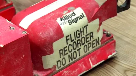 Experți britanici au început să extragă date din cutiile negre ale zborului MH17. Când vor fi disponibile primele informații