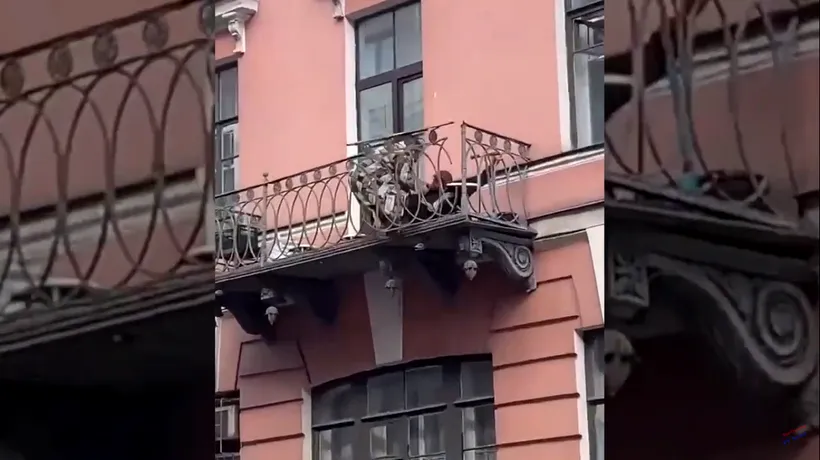 Video șocant. Momentul în care doi tineri cad de la balcon. Se băteau și s-a rupt balustrada