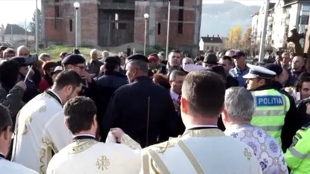 SCANDAL la Sighetu Marmației. Un preot a ținut slujba cu ajutorul jandarmilor, după ce nu a fost primit de enoriași în biserică