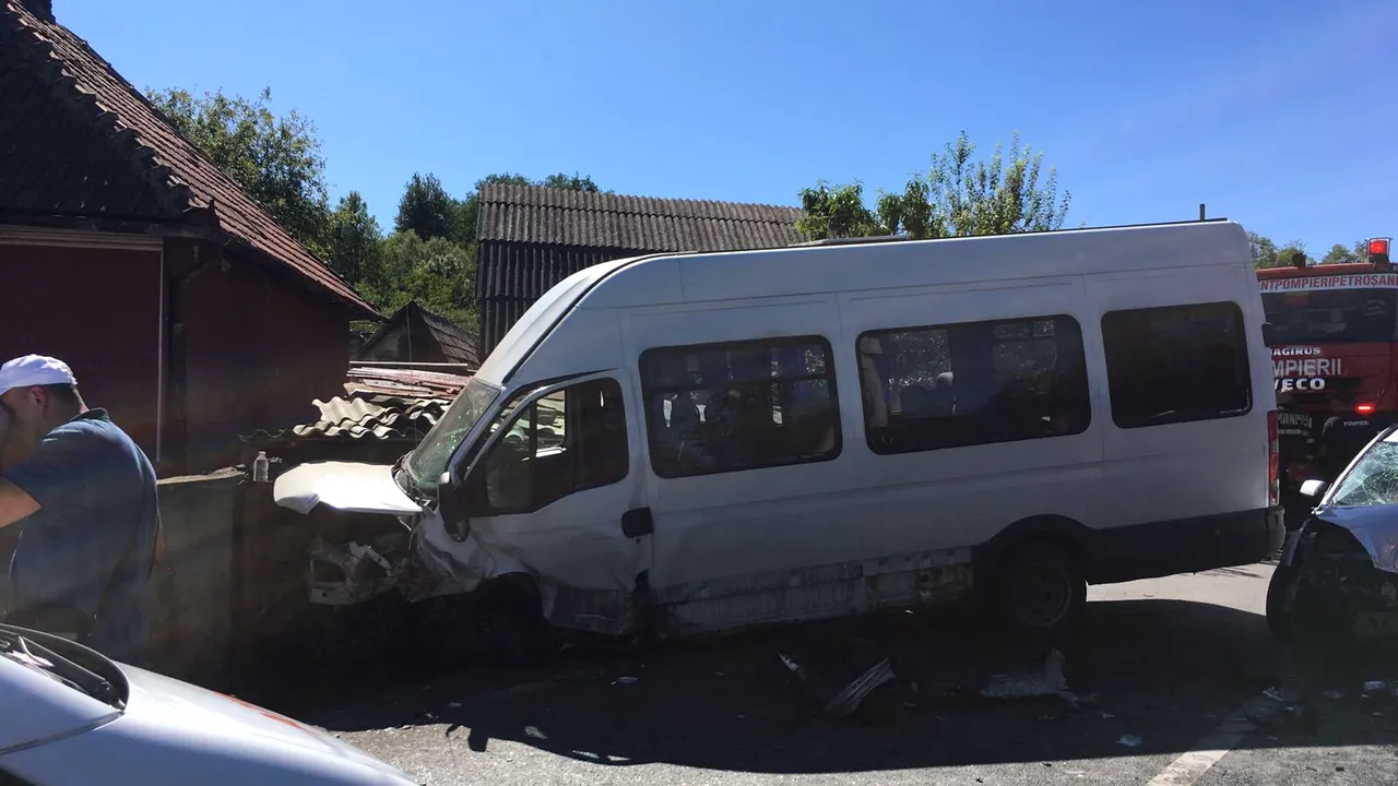 Trei adolescenți, spulberați pe trecerea de pietoni de un microbuz. Traficul este blocat pe DN7, în Sibiu
