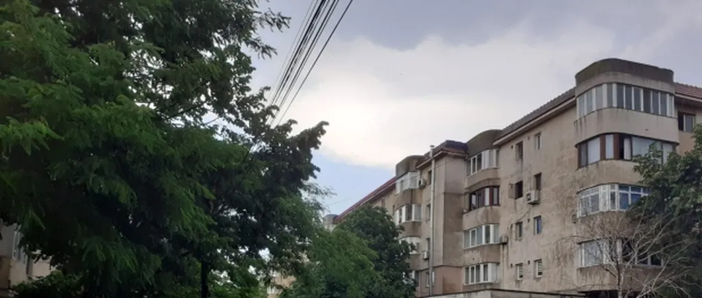 VIDEO| Explozii subterane la baza unui bloc, în Constanța. Focul a început să iasă din pământ