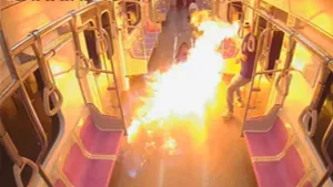 Peste 20 de călători au ajuns la spital, după ce un bărbat a aruncat BENZINĂ și a dat foc unui vagon de metrou din Seul