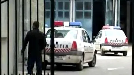 Un bărbat reclamă că a fost oprit în trafic, dus de polițiști la secție și bătut pentru a recunoaște un furt. 