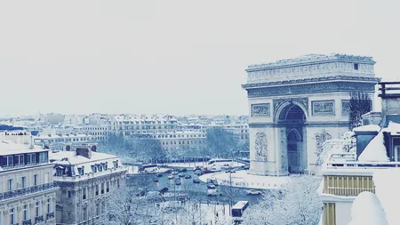 Haos în Paris. Vremea rea a dat peste cap capitala Franceză. Turnul Eiffel, închis temporar