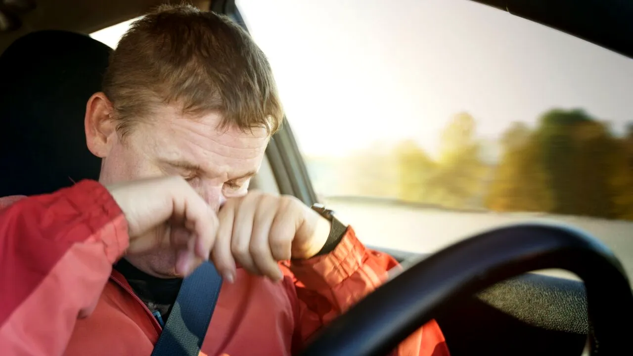 Drumul spre destinația favorită de vacanță a românilor, un coșmar pentru șoferii „furați de SOMN”. Oboseala face ravagii la volan