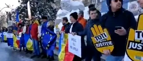 Lanț uman la Universitatea Cuza din Iași pentru demiterea lui Tudorel Toader: Tudorel, nu ești ieșean! Marș la Dragnea-n Teleorman!