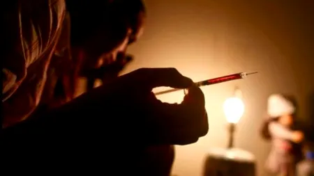 O americancă îi injecta heroină fiicei sale de 14 ani, când aceasta nu se putea droga singură