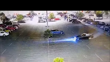 Bărbatul care făcea drifturi în parcarea unui mall, oprit cu focuri de armă, a fost reținut. Imaginile surprinse de camere. VIDEO