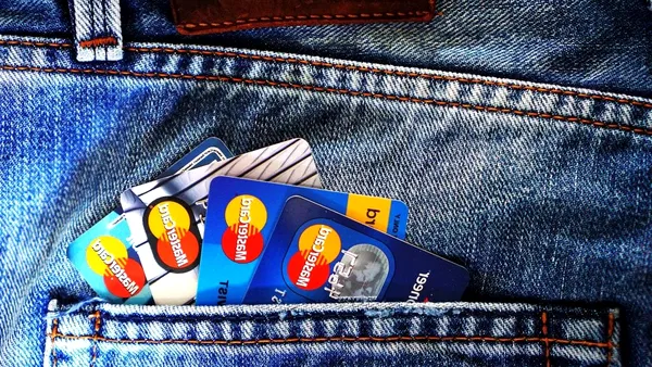 Două femei au făcut cumpărături online de 1.900 de lei cu un card găsit pe stradă, în Teiuș. Ai cui erau banii