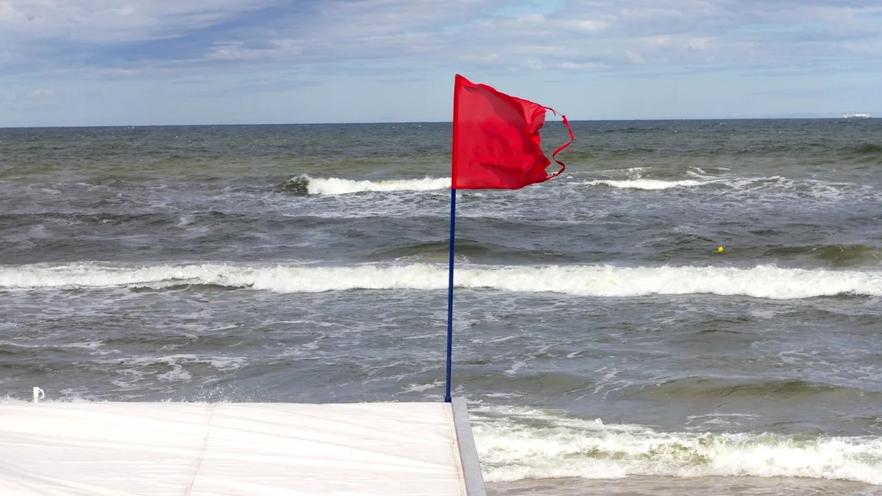 Decesele din ultimele zile de pe litoral nu-i sperie pe românii care nu respectă indicațiile salvamarilor: „Dacă intrați în apă asta acum, vă sinucideți! Eu mă bag în gârlă și să vină...”