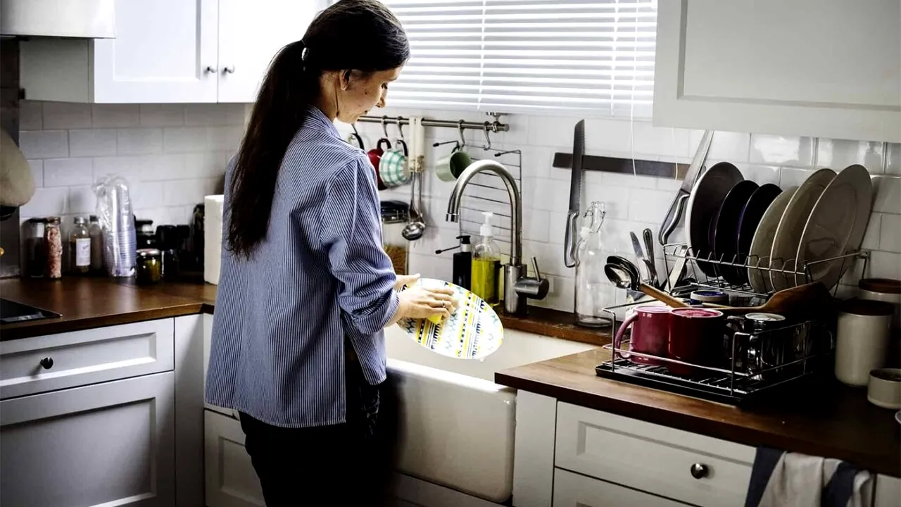 Ce a pățit un pensionar din Spania, după ce a angajat menajeră o româncă de 37 de ani. Ce i-a făcut femeia, sub pretextul că merge la baie